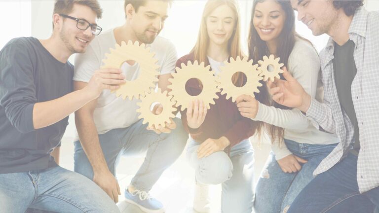 nemendur halda á tannhjólum