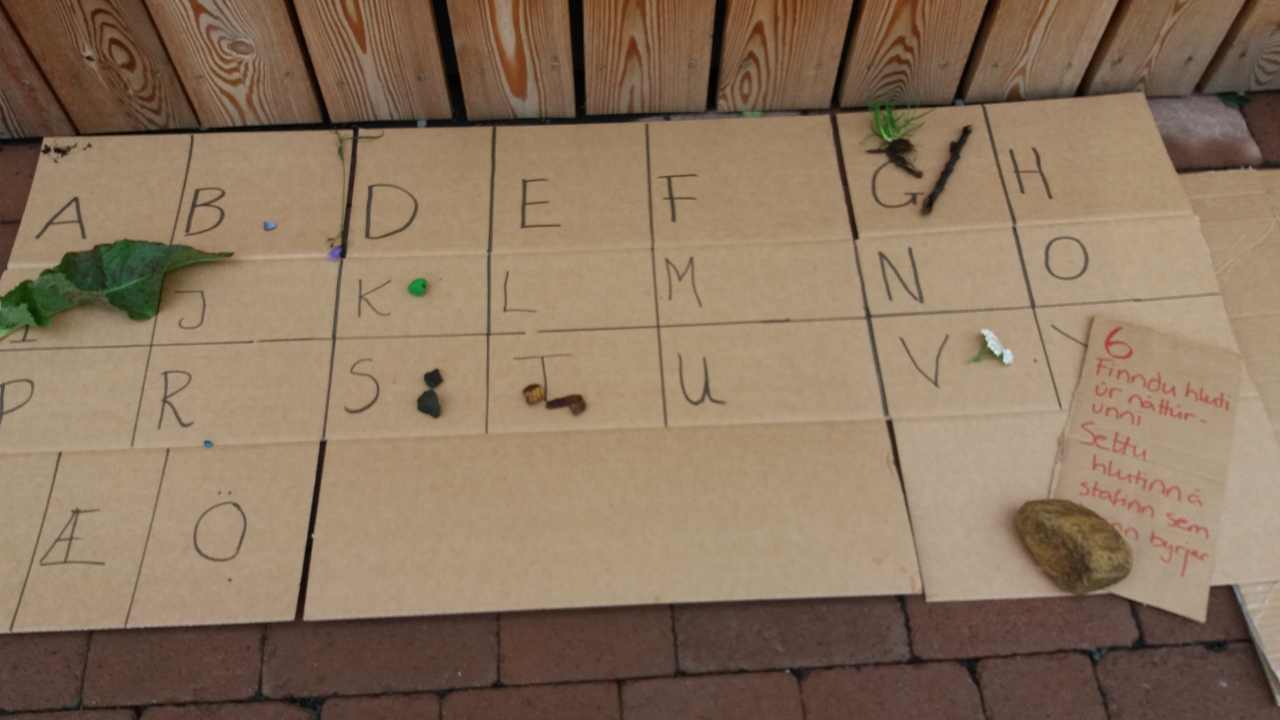 Stafrófsleikur á pappaspjaldi