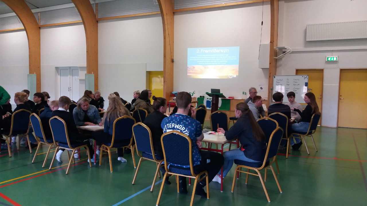 Nemendur hlusta á fyrirmæli